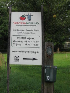 Het bord dat aan de Wolddijk staat bij Santing-Meyling